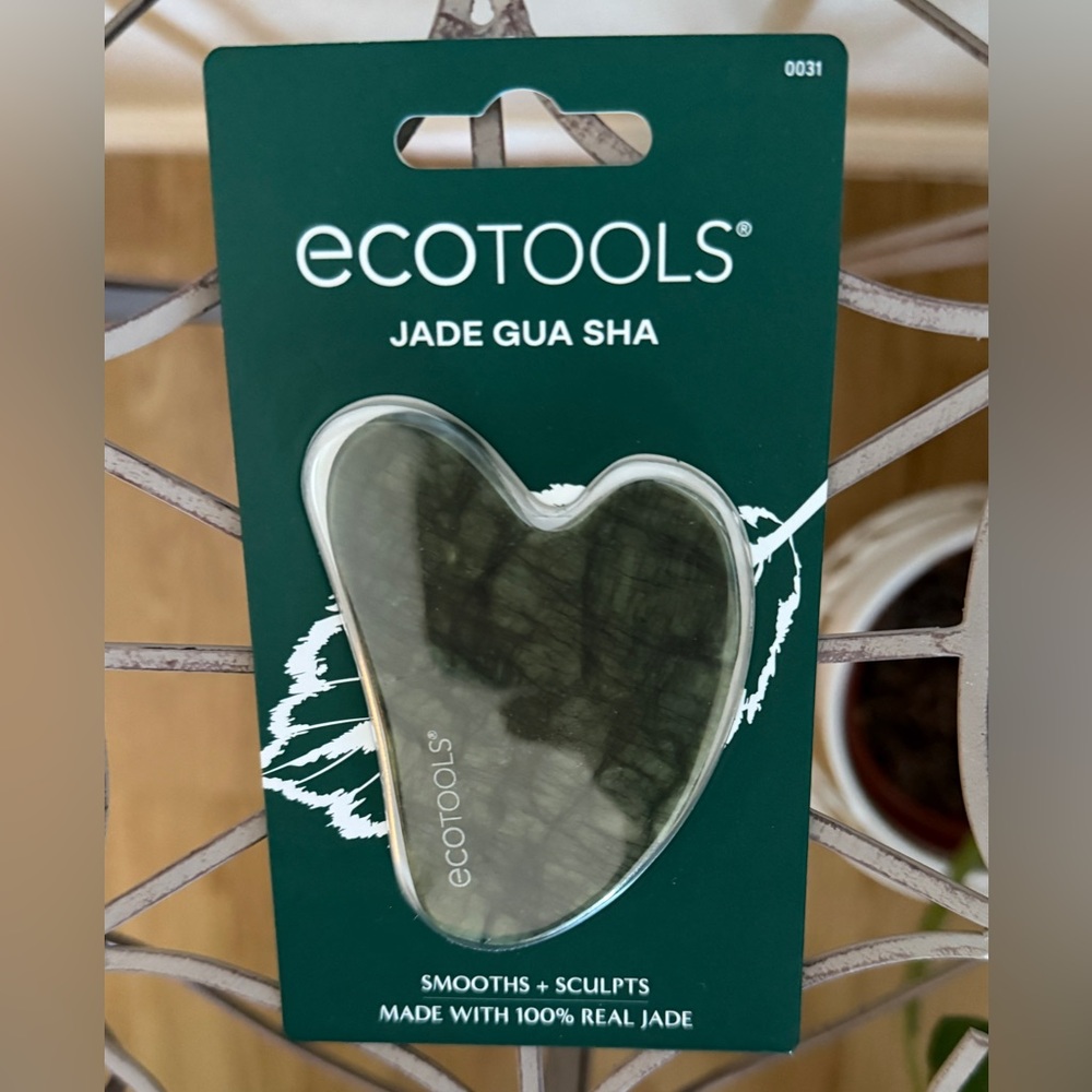 Gua Sha Stone Beauty Tool, Jade — EcoTools - Picture 16 of 17